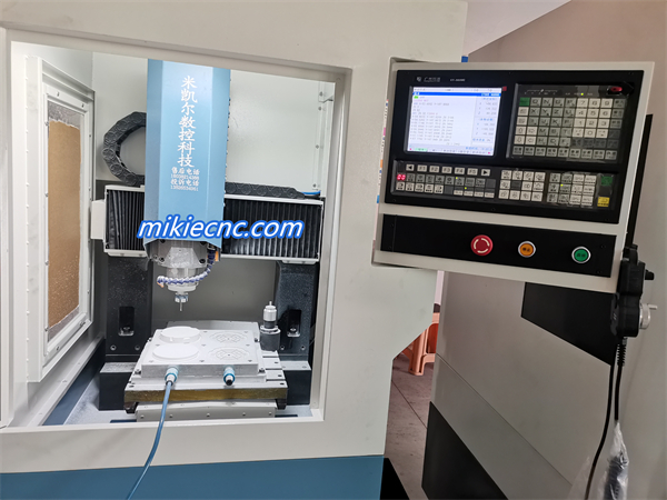 如何選擇合適的數(shù)控雕刻精雕機(jī)呢？