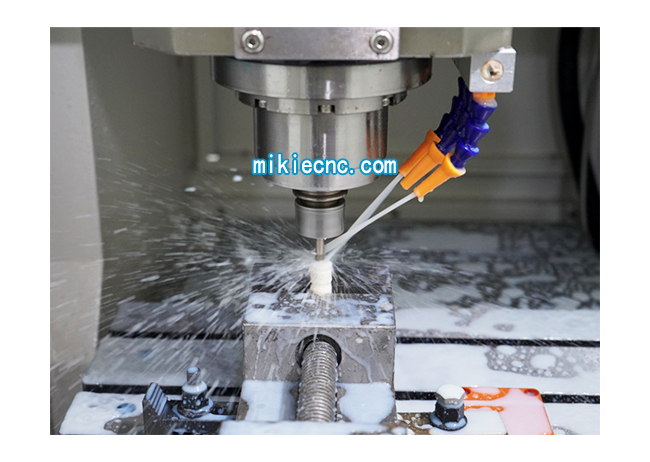 在操作精雕機(jī)時，我們應(yīng)注意些什么？