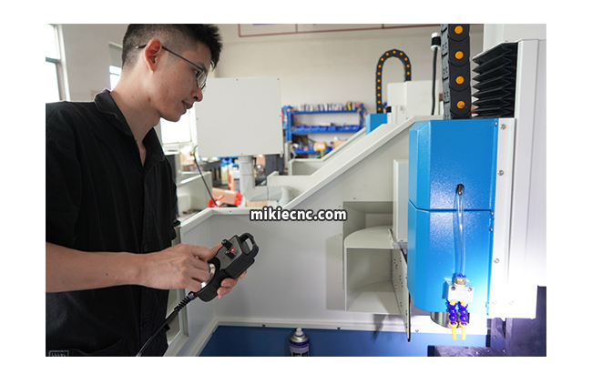 米凱爾精雕機(jī)每周保養(yǎng)須知